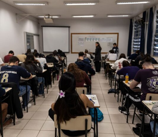 Quase 10 mil candidatos realizaram provas neste domingo (14) para os concursos de Inverno e EaD da UEM