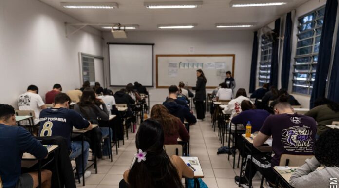 Quase 10 mil candidatos realizaram provas neste domingo (14) para os concursos de Inverno e EaD da UEM