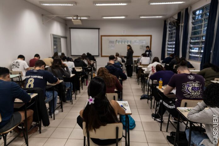 Quase 10 mil candidatos realizaram provas neste domingo (14) para os concursos de Inverno e EaD da UEM