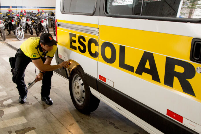 VISTORIA VEÍCULO ESCOLAR MARINGÁ VAN MICROONIBUS